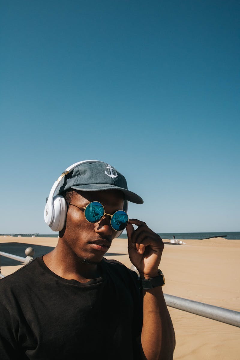 Jeune homme détendu écoutant de la musique avec un casque audio